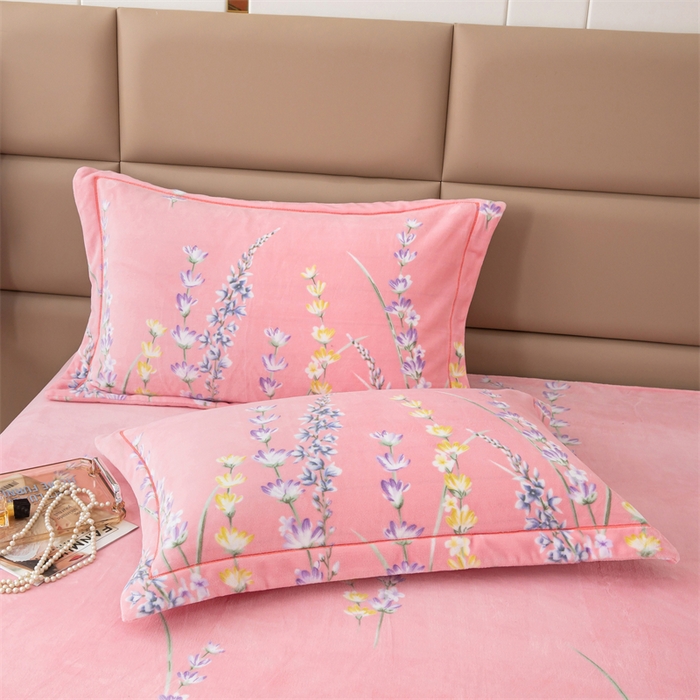 91家纺网 家纺一手货源 找家纺 优姿家纺 2024新款加厚全消光牛奶棉印花四件套 薰衣草粉