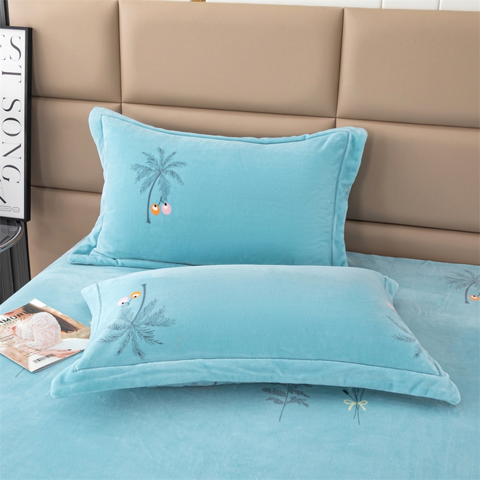 91家纺网 家纺一手货源 找家纺 优姿家纺 2024新款加厚全消光牛奶棉印花四件套 唯美小镇蓝