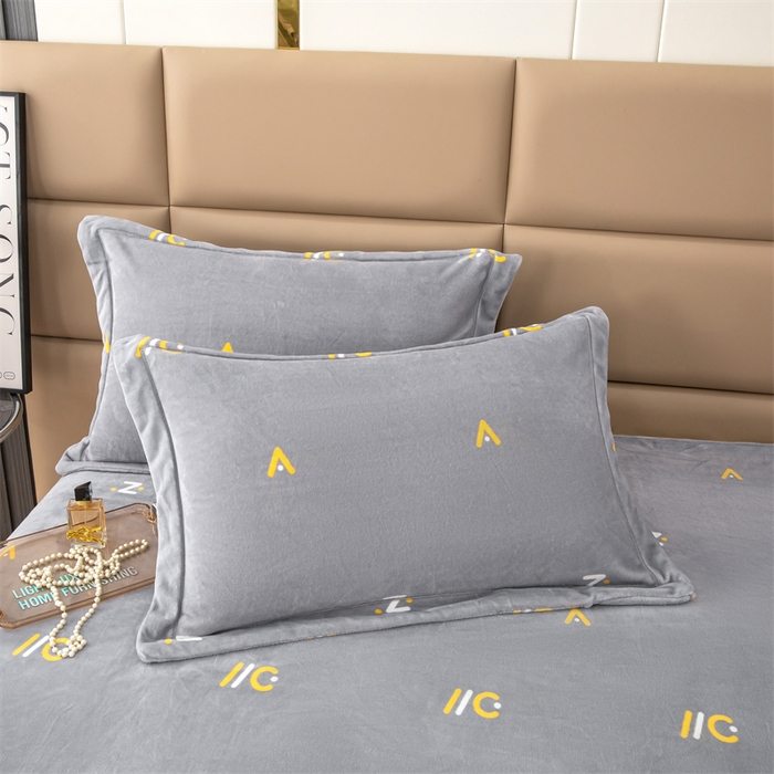 91家纺网 家纺一手货源 找家纺 优姿家纺 2024新款加厚全消光牛奶棉印花四件套 玩趣字母灰