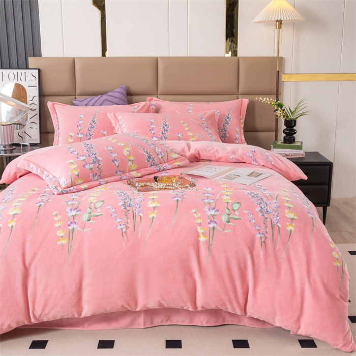 91家纺网 家纺一手货源 找家纺 优姿家纺 2024新款加厚全消光牛奶棉印花四件套 薰衣草粉