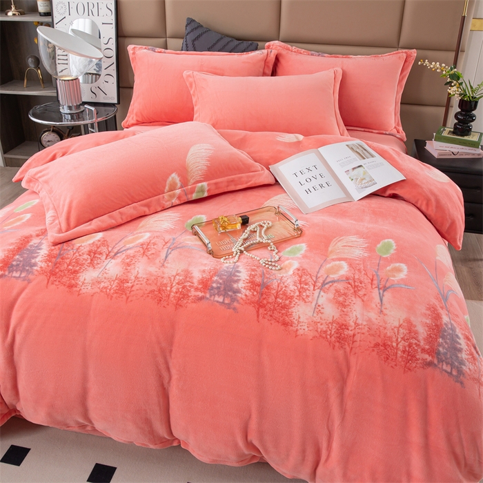 91家纺网 家纺一手货源 找家纺 优姿家纺 2024新款加厚全消光牛奶棉印花四件套 隐约森林红