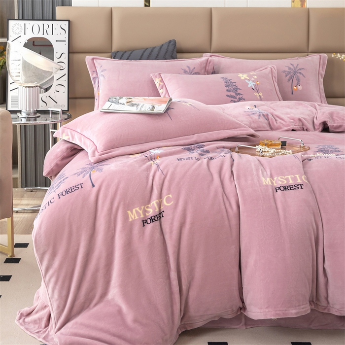 91家纺网 家纺一手货源 找家纺 优姿家纺 2024新款加厚全消光牛奶棉印花四件套 唯美小镇紫