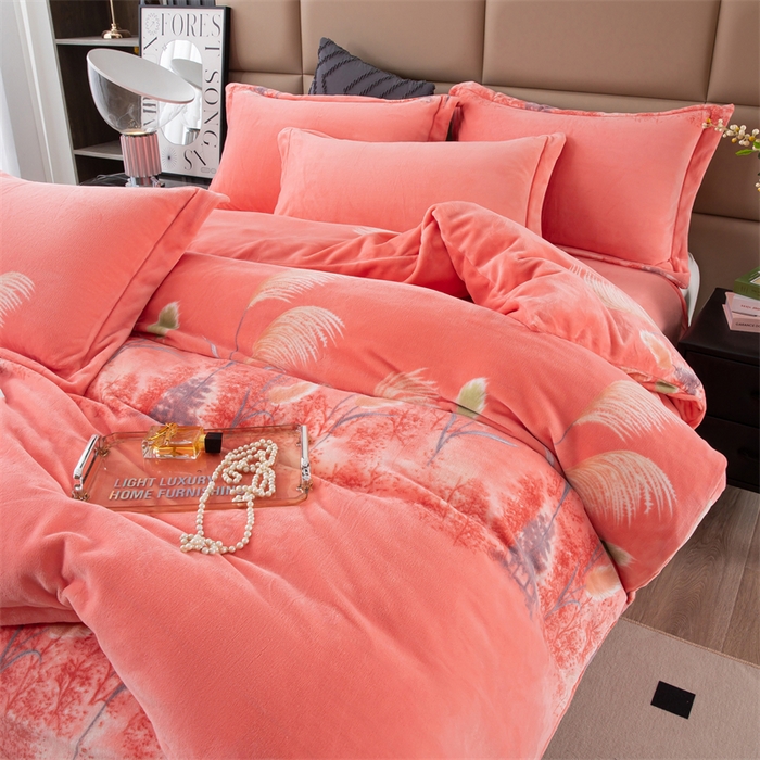 91家纺网 家纺一手货源 找家纺 优姿家纺 2024新款加厚全消光牛奶棉印花四件套 隐约森林红