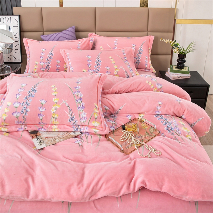 91家纺网 家纺一手货源 找家纺 优姿家纺 2024新款加厚全消光牛奶棉印花四件套 薰衣草粉