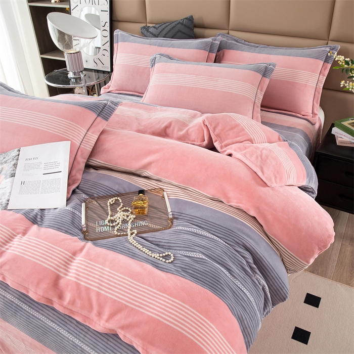 91家纺网 家纺一手货源 找家纺 优姿家纺 2024新款加厚全消光牛奶棉印花四件套 伊洛克粉