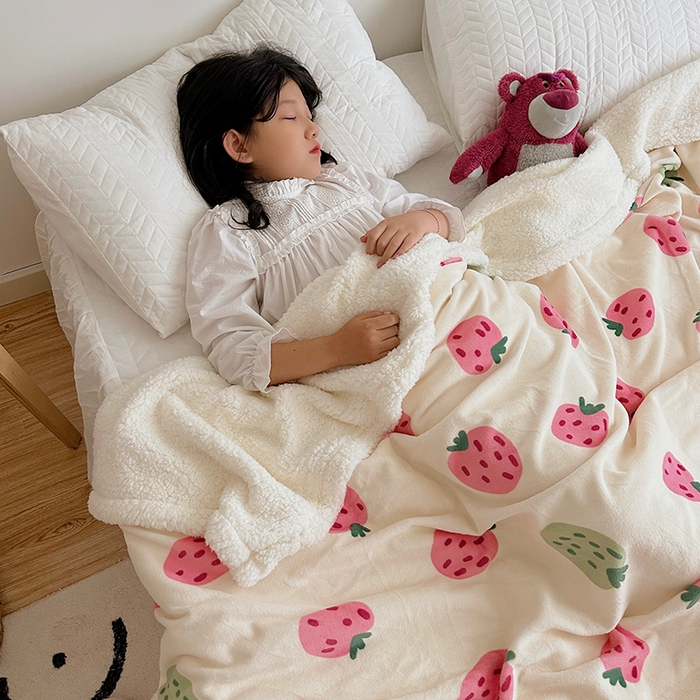 91家纺网 家纺一手货源 找家纺 萝莉家纺 2023新款ins加厚牛奶绒羊羔绒毯午睡毯沙发盖毯 小草莓