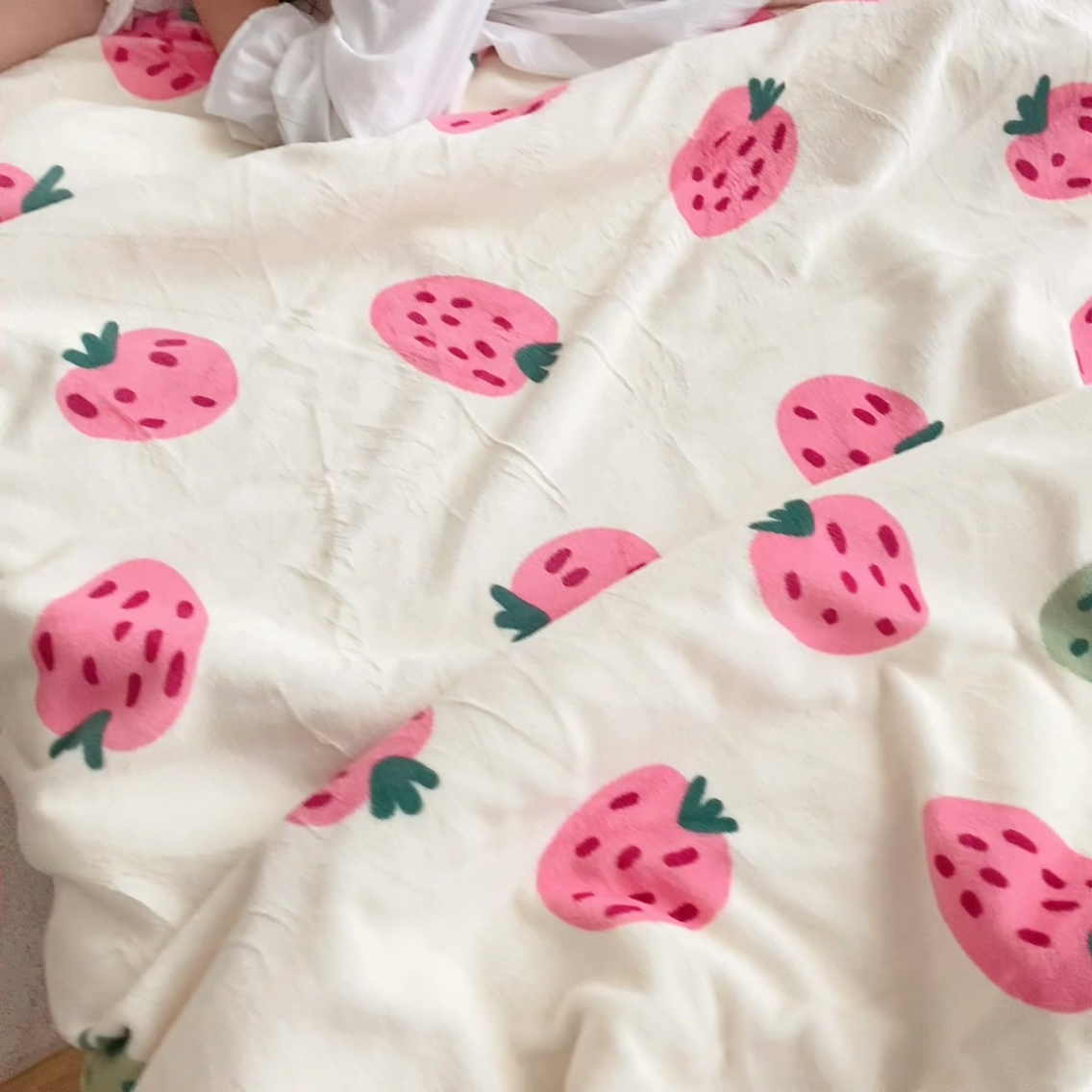 91家纺网 家纺一手货源 找家纺 萝莉家纺 2023新款ins加厚牛奶绒羊羔绒毯午睡毯沙发盖毯 小草莓