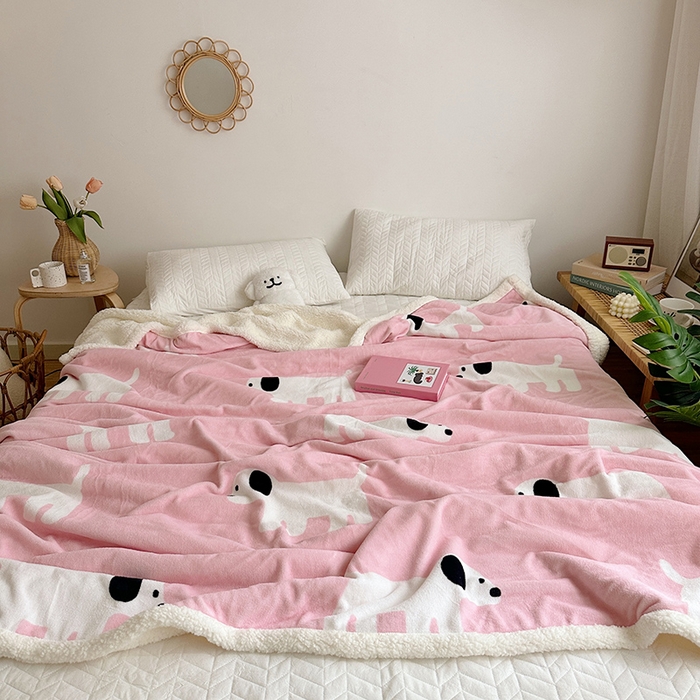 91家纺网 家纺一手货源 找家纺 萝莉家纺 2023新款ins加厚牛奶绒羊羔绒毯午睡毯沙发盖毯 狗狗粉