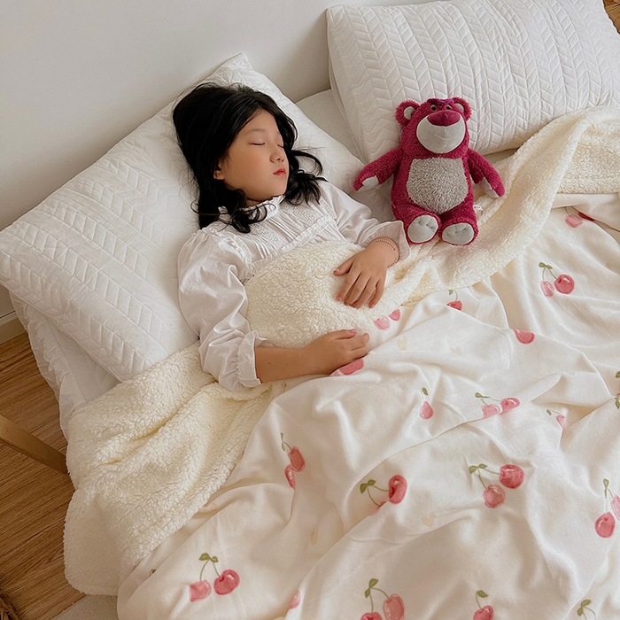 91家纺网 家纺一手货源 找家纺 萝莉家纺 2023新款ins加厚牛奶绒羊羔绒毯午睡毯沙发盖毯 小樱桃