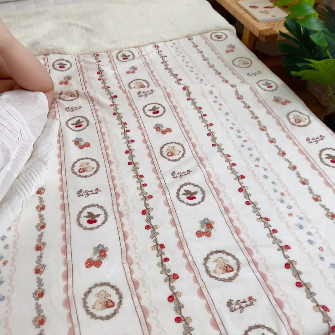 91家纺网 家纺一手货源 找家纺 萝莉家纺 2023新款ins加厚牛奶绒羊羔绒毯午睡毯沙发盖毯 可颂粉