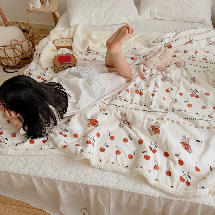91家纺网 家纺一手货源 找家纺 萝莉家纺 2023新款ins加厚牛奶绒羊羔绒毯午睡毯沙发盖毯 樱桃爱米