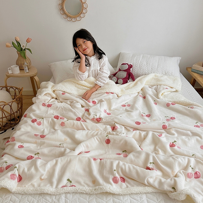 91家纺网 家纺一手货源 找家纺 萝莉家纺 2023新款ins加厚牛奶绒羊羔绒毯午睡毯沙发盖毯 小樱桃
