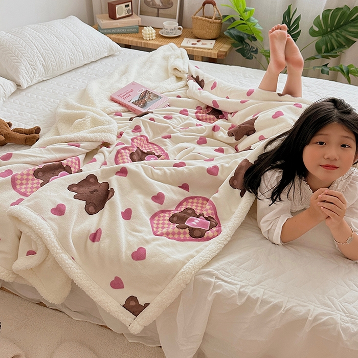 91家纺网 家纺一手货源 找家纺 萝莉家纺 2023新款ins加厚牛奶绒羊羔绒毯午睡毯沙发盖毯 爱心熊