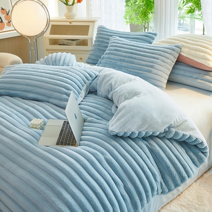 91家纺网 家纺一手货源 找家纺 澳洲羽 2024新款高克重牛奶绒兔兔绒四件套 天空蓝