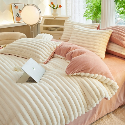 91家纺网 家纺一手货源 找家纺 澳洲羽 2024新款高克重牛奶绒兔兔绒四件套 米白+豆沙