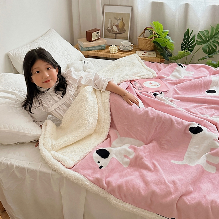 91家纺网 家纺一手货源 找家纺 萝莉家纺 2023新款ins加厚牛奶绒羊羔绒毯午睡毯沙发盖毯 狗狗粉