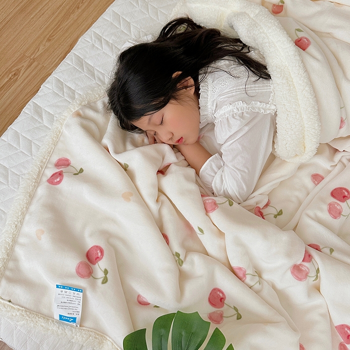 91家纺网 家纺一手货源 找家纺 萝莉家纺 2023新款ins加厚牛奶绒羊羔绒毯午睡毯沙发盖毯 小樱桃