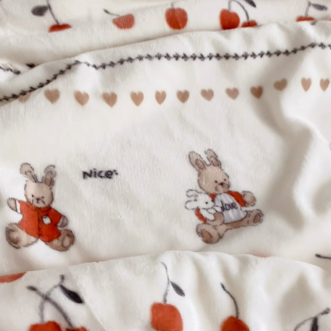 91家纺网 家纺一手货源 找家纺 萝莉家纺 2023新款ins加厚牛奶绒羊羔绒毯午睡毯沙发盖毯 樱桃爱米