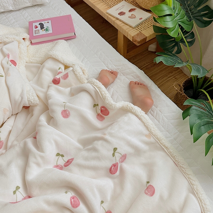 91家纺网 家纺一手货源 找家纺 萝莉家纺 2023新款ins加厚牛奶绒羊羔绒毯午睡毯沙发盖毯 小樱桃