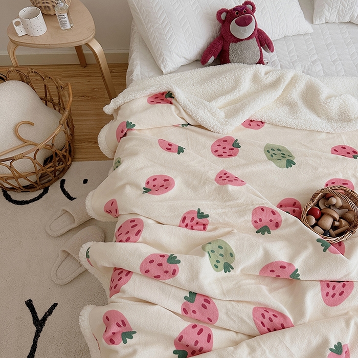 91家纺网 家纺一手货源 找家纺 萝莉家纺 2023新款ins加厚牛奶绒羊羔绒毯午睡毯沙发盖毯 小草莓