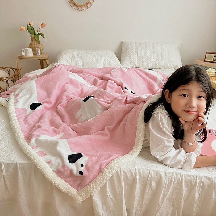 91家纺网 家纺一手货源 找家纺 萝莉家纺 2023新款ins加厚牛奶绒羊羔绒毯午睡毯沙发盖毯 狗狗粉