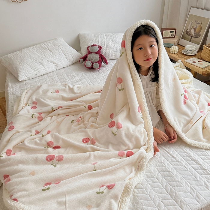 91家纺网 家纺一手货源 找家纺 萝莉家纺 2023新款ins加厚牛奶绒羊羔绒毯午睡毯沙发盖毯 小樱桃