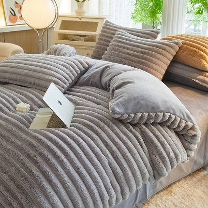 91家纺网 家纺一手货源 找家纺 澳洲羽 2024新款高克重牛奶绒兔兔绒四件套 百搭灰