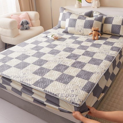 91家纺网 家纺一手货源 找家纺 舒居家纺 2023新款13070全棉夹棉印花床笠系列 灰白泰迪