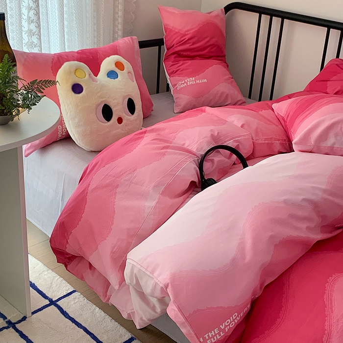 91家纺网 家纺一手货源 找家纺 桃子家居 2023新款ins北欧时尚简约卡通纯棉四件套系列 棉-渐变波浪红