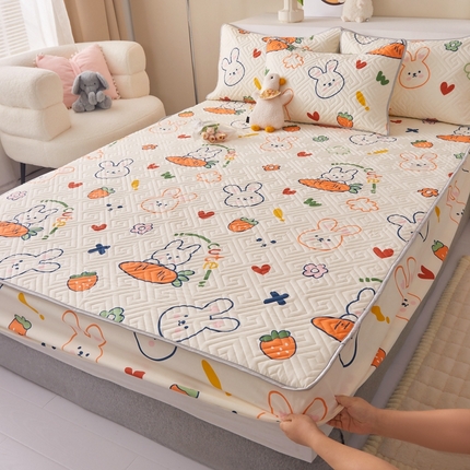 91家纺网 家纺一手货源 找家纺 舒居家纺 2023新款13070全棉夹棉印花床笠系列 飞天萝卜