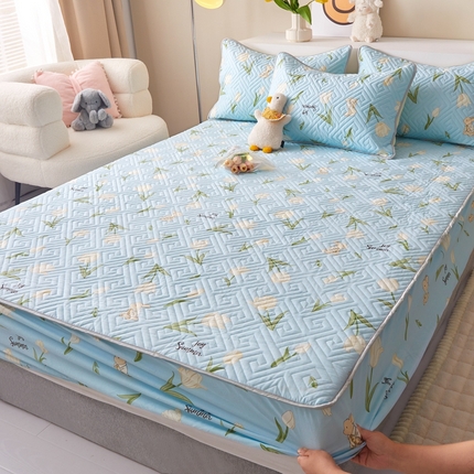 91家纺网 家纺一手货源 找家纺 舒居家纺 2023新款13070全棉夹棉印花床笠系列 百合兔-草绿