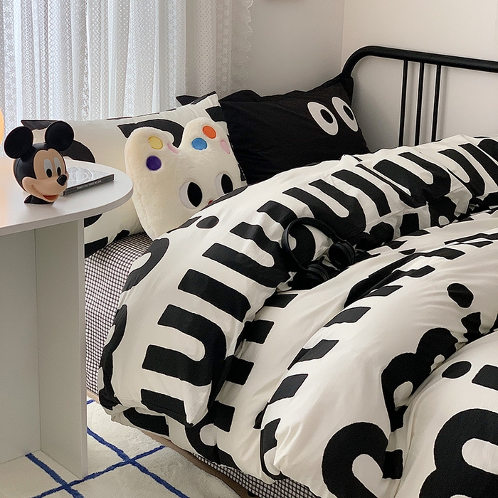 91家纺网 家纺一手货源 找家纺 桃子家居 2023新款ins北欧时尚简约卡通纯棉四件套系列 棉-m字母黑