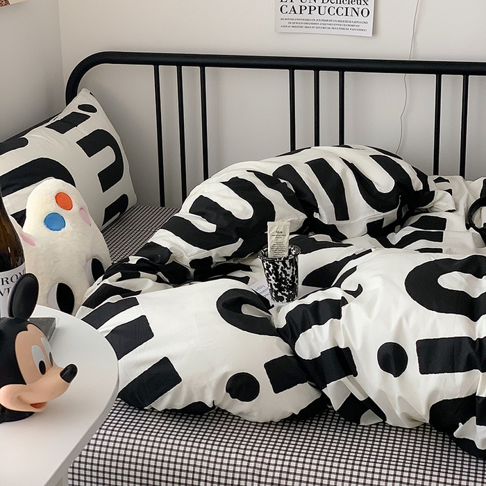 91家纺网 家纺一手货源 找家纺 桃子家居 2023新款ins北欧时尚简约卡通纯棉四件套系列 棉-m字母黑