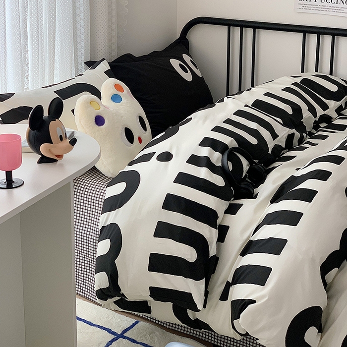 91家纺网 家纺一手货源 找家纺 桃子家居 2023新款ins北欧时尚简约卡通纯棉四件套系列 棉-m字母黑