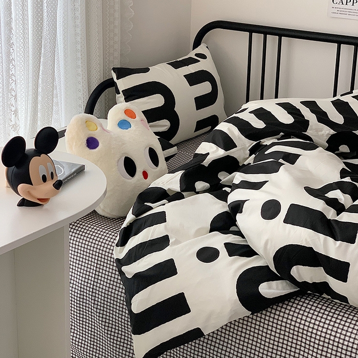 91家纺网 家纺一手货源 找家纺 桃子家居 2023新款ins北欧时尚简约卡通纯棉四件套系列 棉-m字母黑