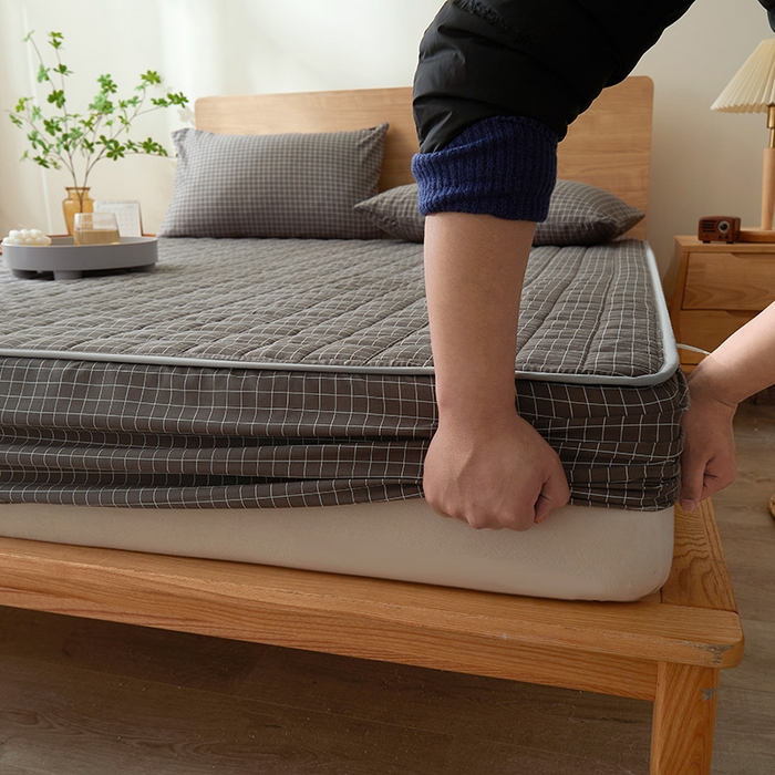 91家纺网 家纺一手货源 找家纺 胜权家纺 2024新款亲肤夹棉格子防水床笠 小黑格