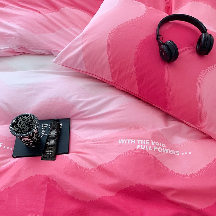 91家纺网 家纺一手货源 找家纺 桃子家居 2023新款ins北欧时尚简约卡通纯棉四件套系列 棉-渐变波浪红