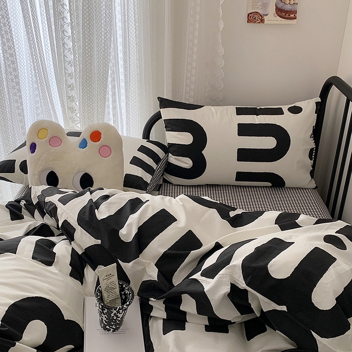 91家纺网 家纺一手货源 找家纺 桃子家居 2023新款ins北欧时尚简约卡通纯棉四件套系列 棉-m字母黑