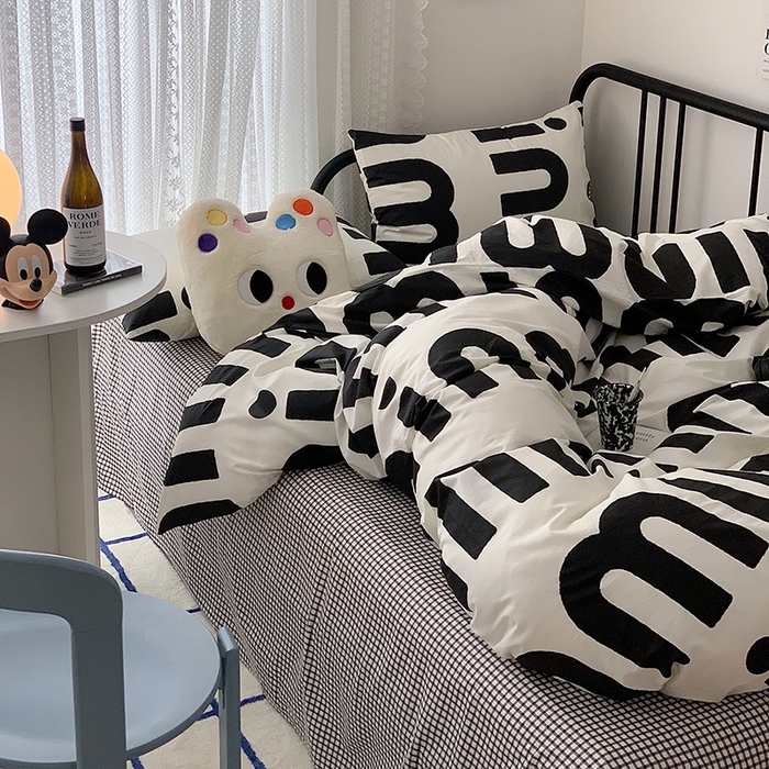 91家纺网 家纺一手货源 找家纺 桃子家居 2023新款ins北欧时尚简约卡通纯棉四件套系列 棉-m字母黑