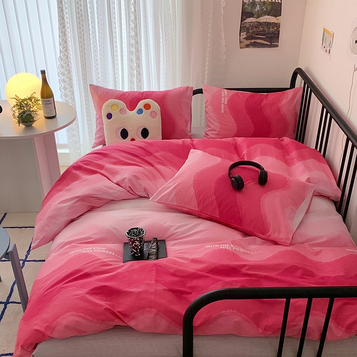 91家纺网 家纺一手货源 找家纺 桃子家居 2023新款ins北欧时尚简约卡通纯棉四件套系列 棉-渐变波浪红