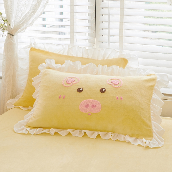 91家纺网 家纺一手货源 找家纺 泉欣家纺 2024新品高克重牛奶绒卡通毛巾绣粉猪猪四件套 可爱猪 暖黄