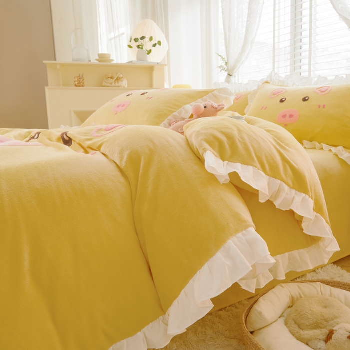 91家纺网 家纺一手货源 找家纺 泉欣家纺 2024新品高克重牛奶绒卡通毛巾绣粉猪猪四件套 可爱猪 暖黄