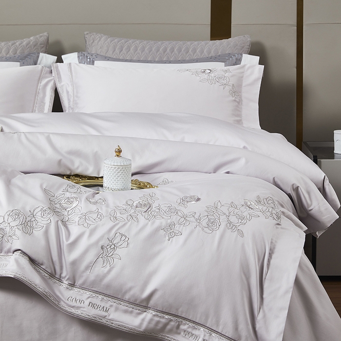 91家纺网 家纺一手货源 找家纺 爱情故事 2025新款100支新疆长绒棉刺绣四件套 蝶恋花（灰紫）