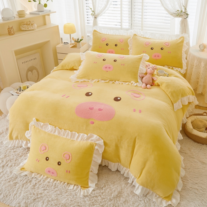 91家纺网 家纺一手货源 找家纺 泉欣家纺 2024新品高克重牛奶绒卡通毛巾绣粉猪猪四件套 可爱猪 暖黄