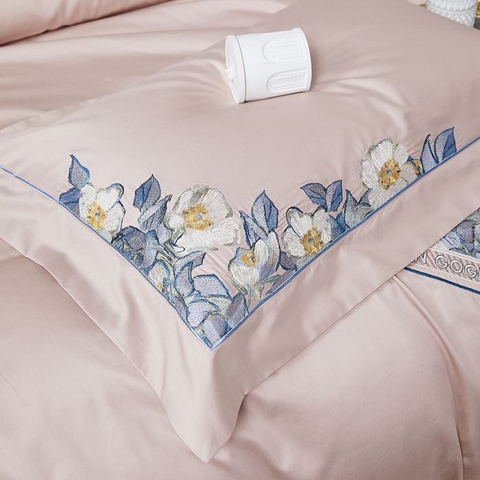 91家纺网 家纺一手货源 找家纺 爱情故事 2025新款100支新疆长绒棉刺绣四件套 春韵（粉玉）