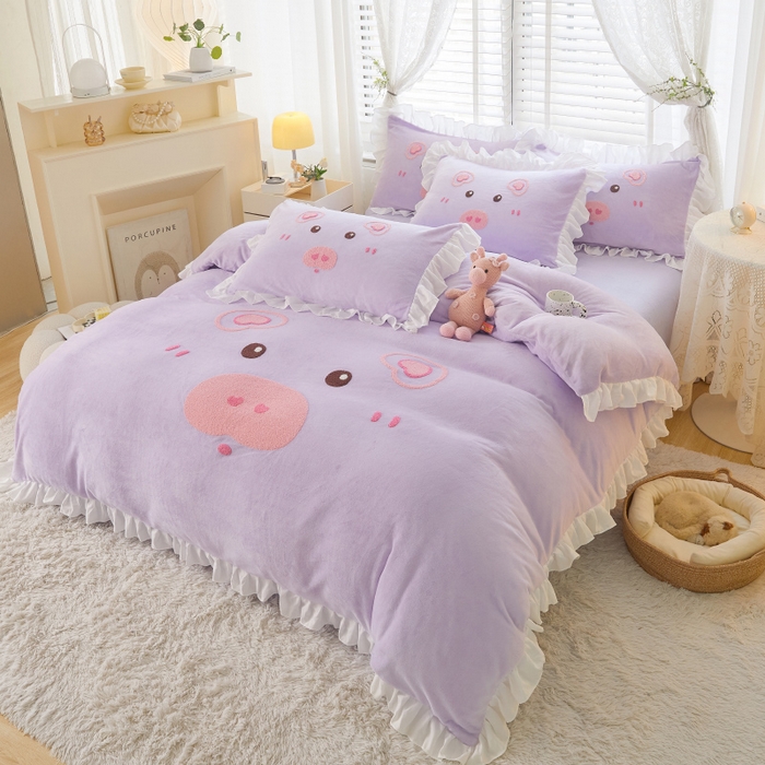 91家纺网 家纺一手货源 找家纺 泉欣家纺2024新品高克重牛奶绒卡通毛巾绣粉猪猪四件套 可爱猪 香芋紫