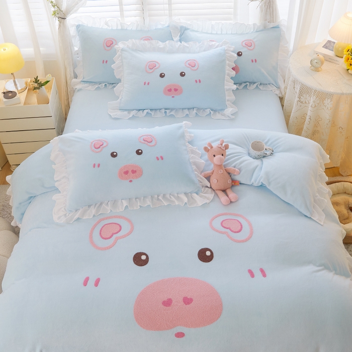 91家纺网 家纺一手货源 找家纺 泉欣家纺 2024新品高克重牛奶绒卡通毛巾绣粉猪猪四件套 可爱猪 浅蓝