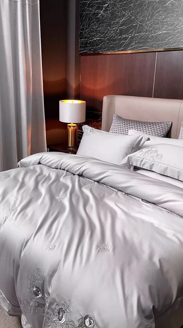 91家纺网 家纺一手货源 找家纺 爱情故事 2025新款100支新疆长绒棉刺绣四件套 蝶恋花（灰紫）