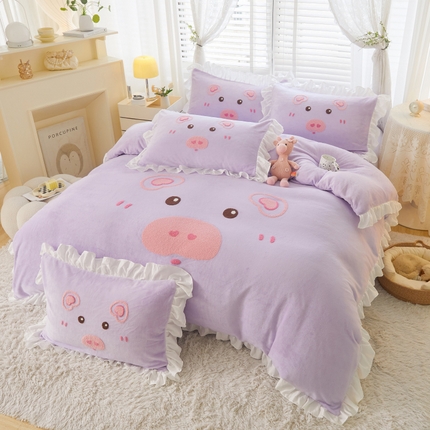 91家纺网 家纺一手货源 找家纺 泉欣家纺2024新品高克重牛奶绒卡通毛巾绣粉猪猪四件套 可爱猪 香芋紫