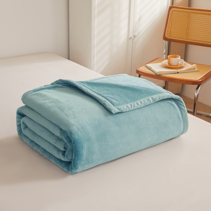 91家纺网 家纺一手货源 找家纺 雅萱家纺 2023新款加厚牛奶绒多功能纯色毛毯 百合绿